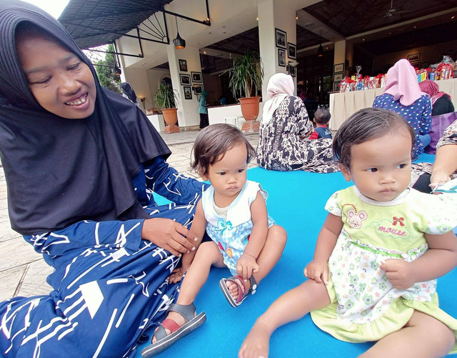 Hanim bersama si kembar Yuliani dan Yuliana. Foto: Masruroh/Basra