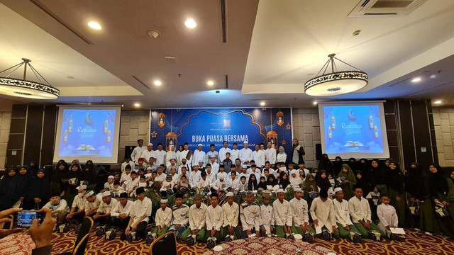 Foto bersama dalam acara buka puasa bersama Hotel Mercure dan Ibis Pontianak dengan anak-anak panti asuhan dan Tahfidz Ulul Albab. Foto: Dok. Istimewa