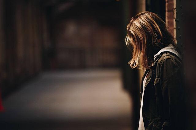 Ilustrasi kata-kata menusuk hati untuk pacar yang selingkuh. Foto: Unsplash/Eric Ward.