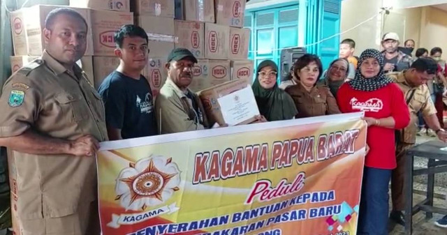 Keluarga Besar Alumni Universitas Gadjah Mada Papua Barat Bantu Korban Kebakaran