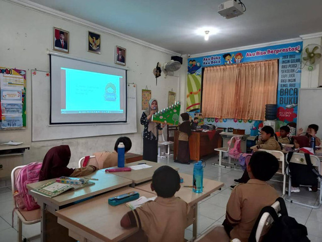 Foto Penggunaan Media Pembelajaran "Tangga Pintar"