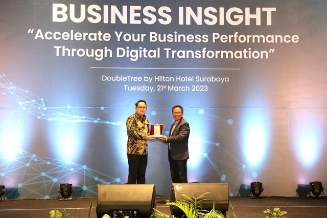Sekretaris Daerah Provinsi Jawa Timur Adhy Karyono A.KS., M.AP (kiri) dan EVP Telkom Regional V Djatmiko (kanan) pada pembukaan acara Business Insight di Surabaya (21/3). Foto" dok. Telkom