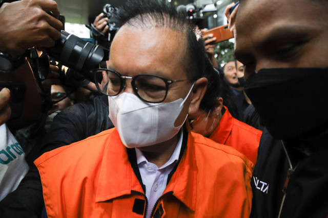 Bupati Kapuas Ben Brahim S Bahat mengenakan rompi tahanan berjalan menuju mobil tahanan KPK usai dihadirkan dalam konferensi pers di Gedung Merah Putih KPK, Jakarta, Selasa (28/3/2023). Foto: Jamal Ramadhan/kumparan