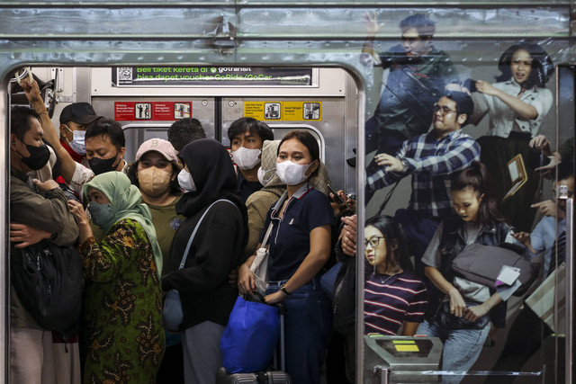 Penumpang berada di dalam rangkaian KRL di Stasiun Manggarai, Selasa (28/3/2023). Foto: Rivan Awal Lingga/Antara Foto