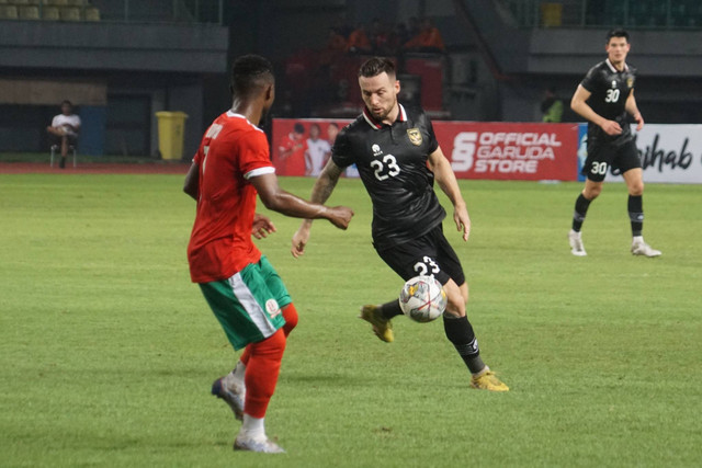 Pemain Timnas Indonesia Marc Klok saat melawan Burundi di Stadion Patriot Candrabhaga, Bekasi, Jawa Barat, Sabtu (25/3/2023). Foto: Iqbal Firdaus/kumparan