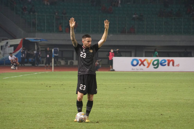 Selebrasi pemain Timnas Indonesia Marc Klok saat melawan Burundi di Stadion Patriot Candrabhaga, Bekasi, Jawa Barat, Sabtu (25/3/2023). Foto: Iqbal Firdaus/kumparan