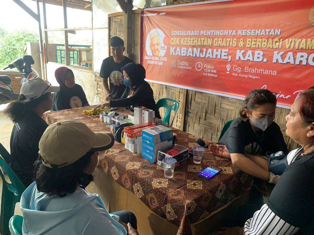 Cek kesehatan gratis yang digelar Ganjar Milenial Center (GMC) di Gang Brahmana, Kecamatan Kaban Jahe, Kabupaten Karo. Foto; Dok. Istimewa