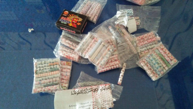 Petasan berbungkus kertas bertuliskan ayat Al-quran. Foto: Dok. Istimewa
