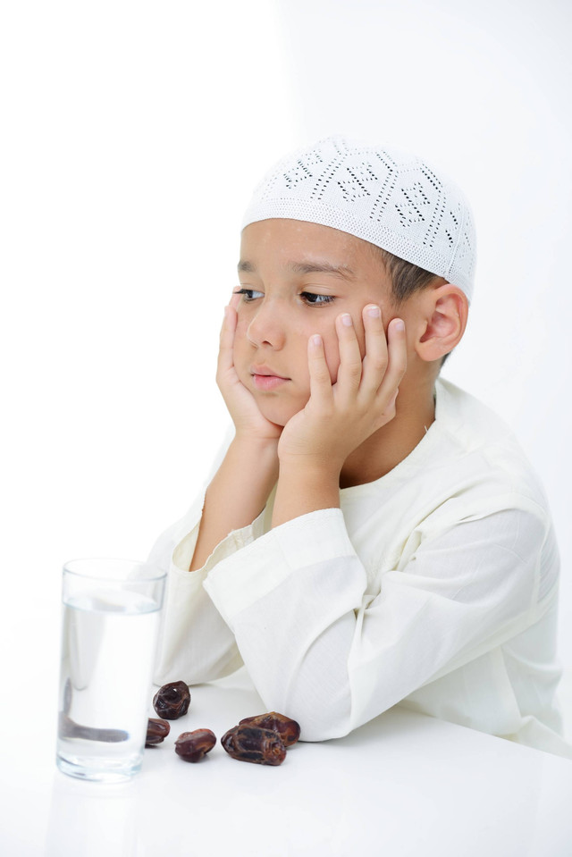Ilustrasi anak belajar puasa. Foto: ZouZou/Shutterstock
