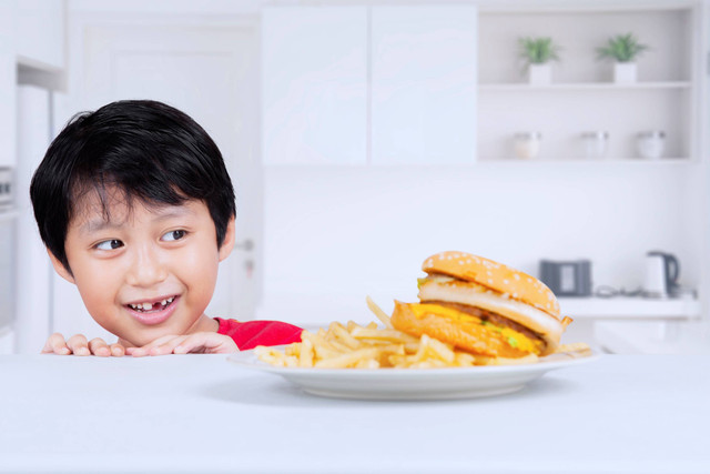 Ilustrasi anak belajar puasa. Foto: Creativa Images/Shutterstock