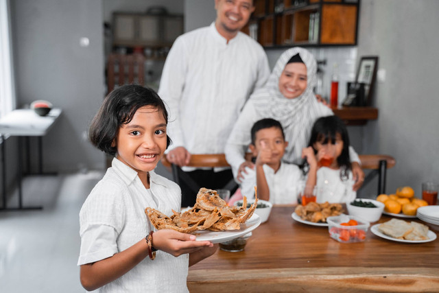 Ilustrasi anak belajar puasa. Foto: Odua Images/Shutterstock