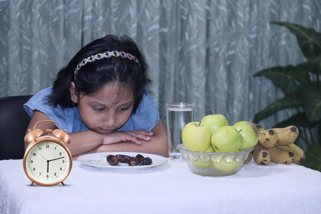 Ilustrasi anak belajar puasa. Foto: Merchant BD/Shutterstock