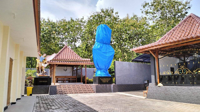Patung Bunda Maria di Kulon Progo yang ditutup terpal. Foto: Maria Wulan/Tugu Jogja