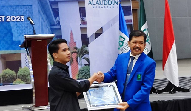 Penyerahan piagam penghargaan kepada Edysul Isdar (Kiri).