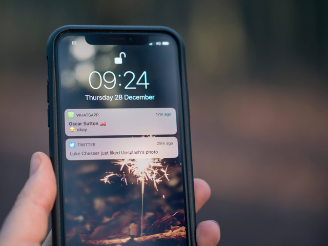 Ilustrasi Cara Menghilangkan Kecanduan HP. Foto: dok. Jamie Street (Unsplash)