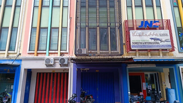 Kondisi ruko bekas tempat travel umroh PT Naila Syafaah cabang DKI Jakarta di Kalideres, Jakbar, Rabu (29/3/2023).  Foto: Thomas Bosco/kumparan