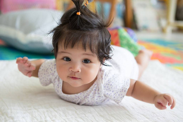 Ilustrasi bayi sedang tummy time. Foto: Shutterstock.com