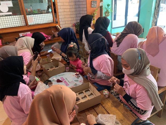 Srikandi Ganjar Sumsel bersama Auliyaa Store saat menggelar pelatihan menghias cupcake untuk milenial di Palembang. Foto: Dok. Istimewa