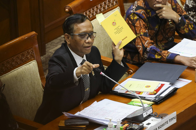 Menko Polhukam yang juga Ketua Komite TPPU Mahfud MD memberikan paparan saat mengikuti rapat dengar pendapat bersama Komisi III DPR di Kompleks Parlemen, Senayan, Rabu (29/3/2023). Foto: Rivan Awal Lingga/ANTARA FOTO