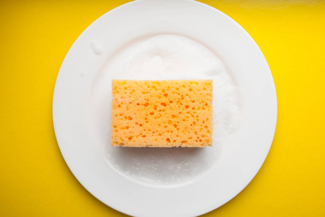 Ilustrasi spons cuci piring. Foto: Shutterstock