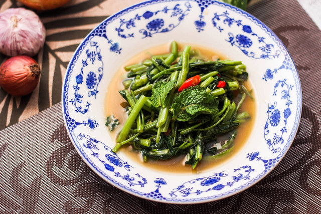 Ilustrasi foto cara menanam kangkung cabut. Sumber foto: Unsplash