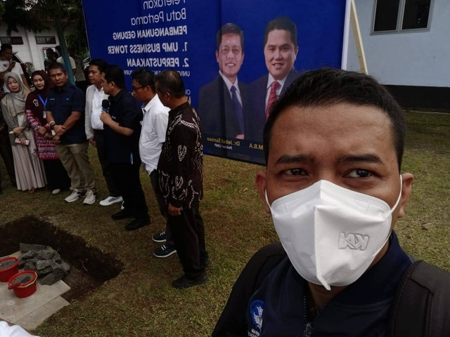Dosen Spesialis Medikal Bedah "Prima Trisna Aji" bersama Menteri BUMN Erick Thohir ketika melakukan peletakan batu pertama di kampus Purwokerto/Foto : Dokpri