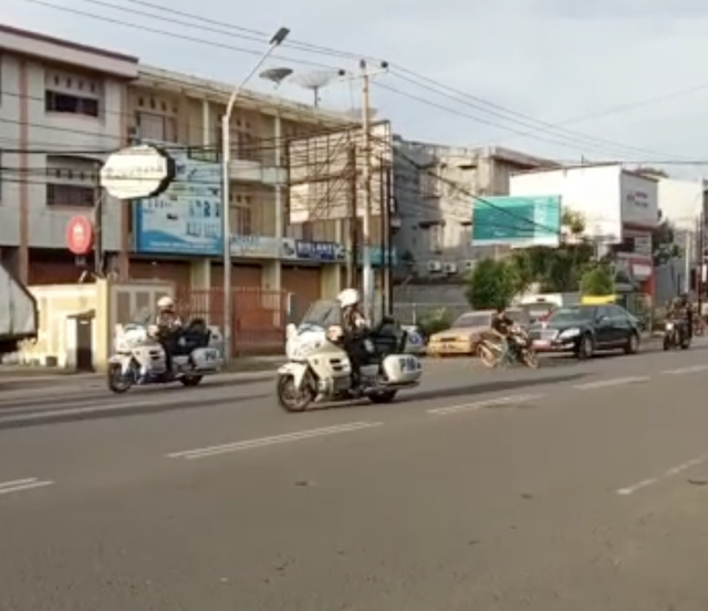 Tangkapan layar video pemotor yang memotong rombongan Presiden Jokowi. Dok: Ist.