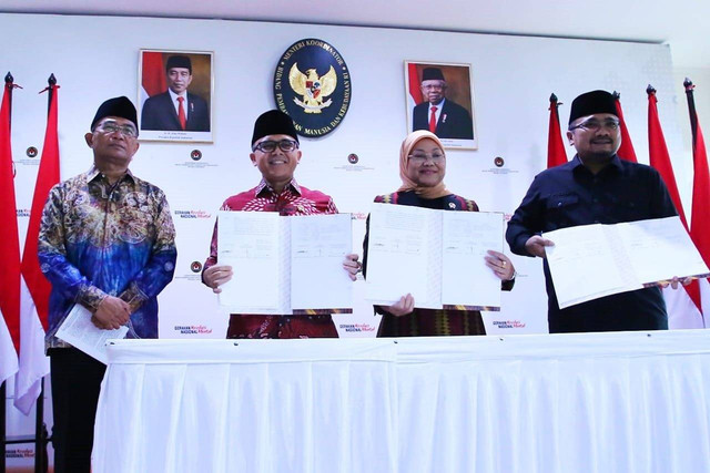 Menaker Ida Fauziyah usai rapat terkait perubahan cuti bersama di Kantor Kemenko Pembangunan Manusia dan Kebudayaan (PMK) Muhadjir Effendy, Rabu (28/3). Foto: Kemnaker RI