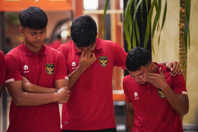 Ekspresi sedih penggawa Timnas U-20 usai mendengar kabar FIFA resmi mencabut status Indonesia sebagai tuan rumah Piala Dunia U-20 2023. Foto: PSSI
