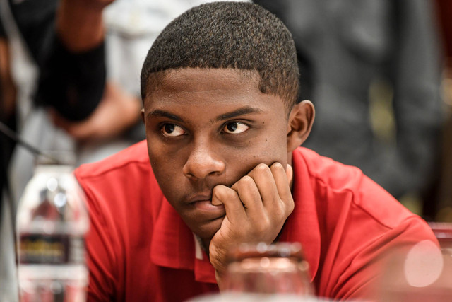 Pemain Timnas U-20 Hugo Samir menyimak arahan dari Wakil Ketua Umum PSSI Zainudin Amali saat mengunjungi pemusatan latihan di Jakarta, Kamis (30/3/2023). Foto: M Risyal Hidayat/ANTARA FOTO