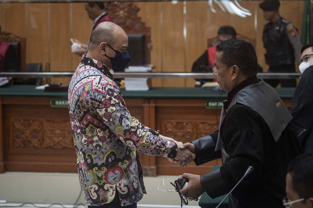 Mantan Kapolda Sumatra Barat, Irjen Pol Teddy Minahasa Putra usai menjalani sidang tuntutan di Pengadilan Negeri Jakarta Barat, Jakarta, Kamis (30/3/2023). Foto: Aprillio Akbar/ANTARA FOTO