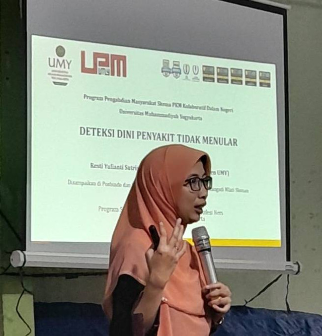 Pemberian materi deteksi dini penyakit tidak menular (dokumentasi pribadi)