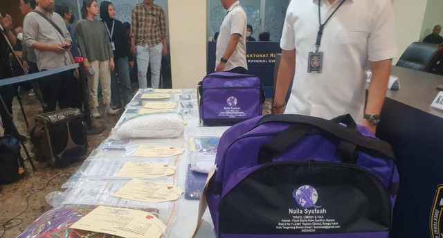 Jumpa pers pengungkapan kasus penipuan travel umrah di Mapolda Metro Jaya, Jakarta, Kamis (30/3/2023). Foto: Jonathan Devin/kumparan