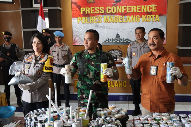 Polisi menunjukkan barang bukti bahan pembuat petasan. Foto: hermanto/Tugu Jogja