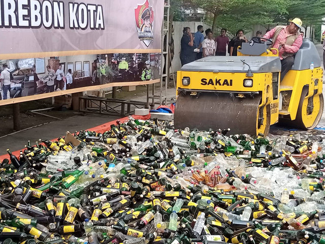 Pemusnahan ribuan botol miras, petasan, knalpot, dan obat-obatan terlarang, hingga narkoba, hasil operasi pekat lodaya 2023, di halaman belakang gedung Balaikota Cirebon, Kamis (30/3/2023). Foto: Tarjoni
