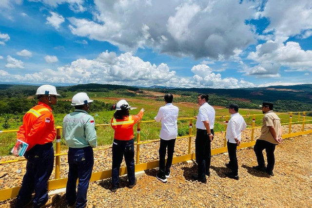 Presiden Jokowi saat mengunjungi pabrik PT Vale Indonesia Tbk di Sorowako, Sulawesi Selatan, Kamis (30/3/2023). Foto: Laily Rachev/Biro Pers Sekretariat Presiden