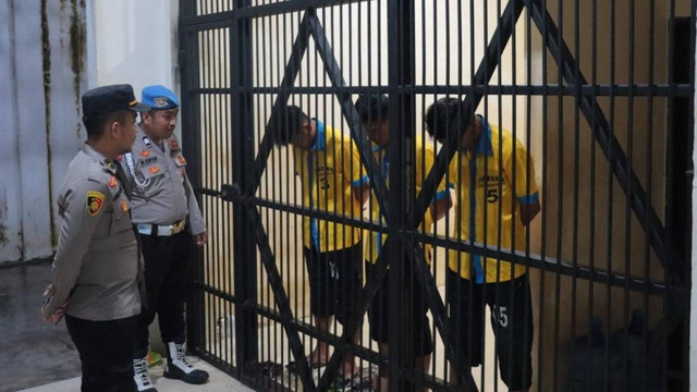Penahanan terhadap tiga anggota Polres Mamuju Tengah usai viral video penganiayaan terhadap seorang pemotor. Foto: Polres Mamuju Tengah