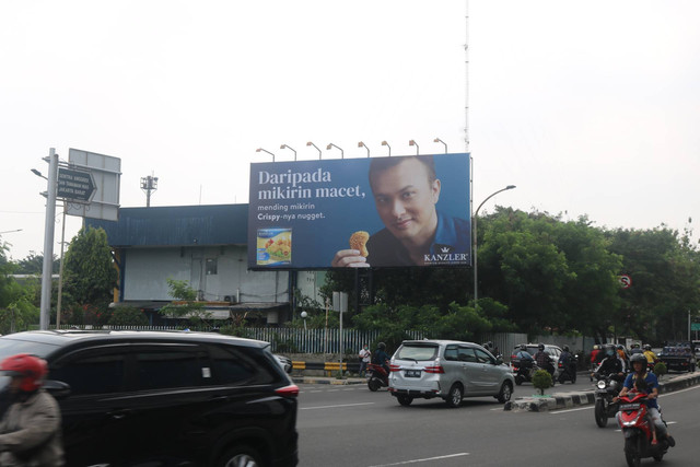 Billboard Nicholas Saputra memegang Kanzler Crispy Chicken Nugget di berbagai titik kesibukan Jakarta. Foto: Dok. Kanzler