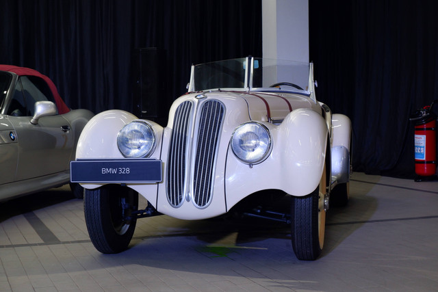 Mobil klasik BMW 328 lansiran 1938 di BMW Ultima Serpong, Tangerang Selatan. Foto: Aditya Pratama Niagara/kumparan