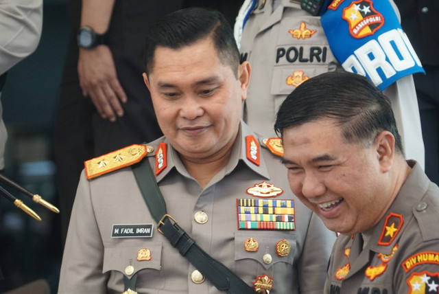 Irjen Pol Fadil Imran menyapa awak media usai dilantik menjadi Kabaharkam Polri di Mabes Polri, Jakarta, Jumat (31/3/2023). Foto: Iqbal Firdaus/kumparan