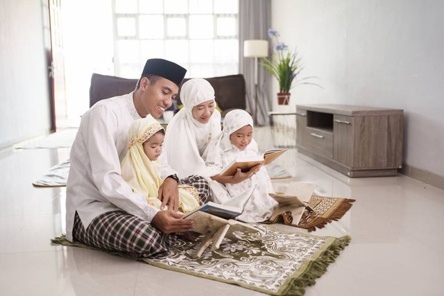 Ilustrasi salat berjamaah di rumah. Foto: Shutterstock.