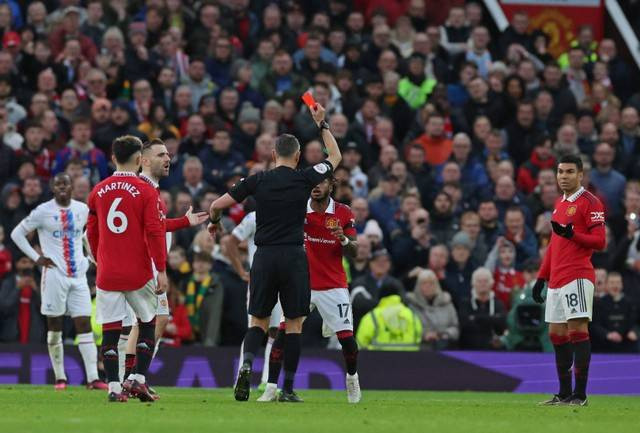 Arti kartu putih dalam sepak bola. Foto: REUTERS/Phil Noble
