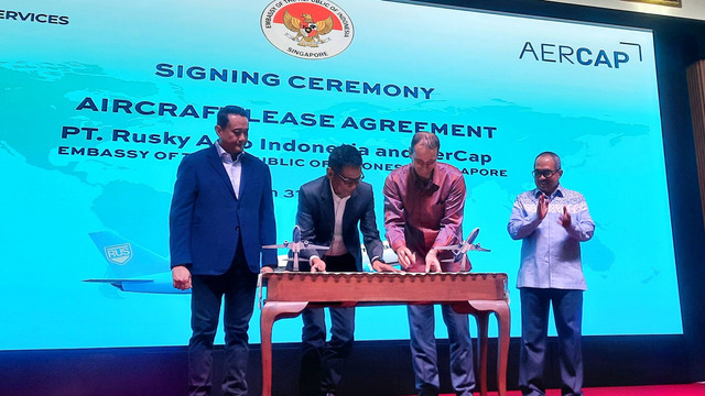 Raindo United Services (Raindo) melakukan penandatanganan kerja sama dengan perusahaan lessor AerCap di KBRI Singapore, Jumat (31/3/2023). Foto: Ave Airiza Gunanto/kumparan