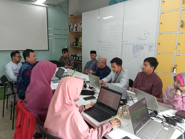 Manajemen dan Dewan Syariah Rumah Amal Salman sedang mendengar pemaparan dari auditor syariah dari Kemenag (Jumat, 31 Maret 2023)
