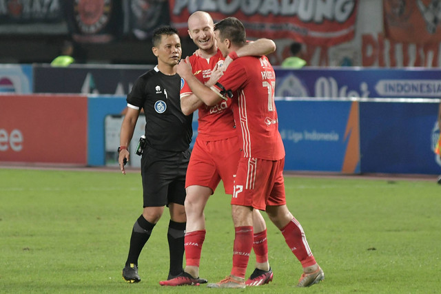 Pemain Persija Jakarta Michael Krmencik (tengah) melakukan selebrasi bersama rekannya Ondrej Kudela (kanan) usai mencetak gol kedua ke gawang Persib Bandung pada lanjutan Liga 1 di Stadion Patriot Chandrabhaga, Bekasi, Jawa Barat, Jumat (31/3/2023). Foto: Fakhri Hermansyah/ANTARA FOTO