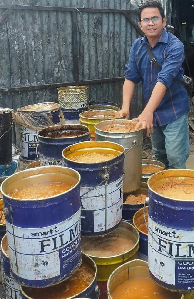 Daniel Horas Panjaitan (28) membawa pulang minyak jelantah ke tempat pengepulan