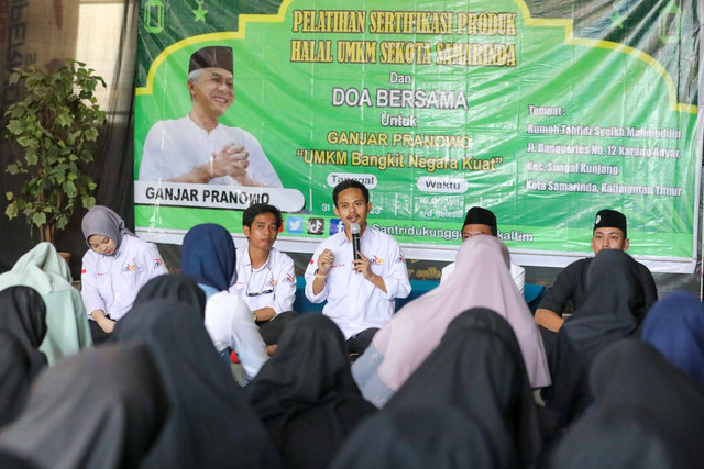 Relawan Santri Dukung Ganjar (SDG) Kalimantan Timur menggelar pelatihan sertifikasi produk halal untuk pelaku UMKM di di T-CO Coffee, Kelurahan Karang Anyar, Kecamatan Sungai Kunjang, Kota Samarinda, Jumat (31/3). Foto: Dok. Istimewa
