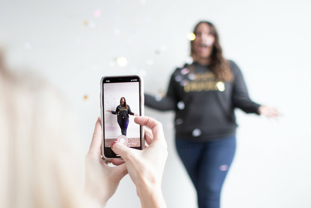  Cara Live di TikTok dari iPhone dan Android. Sumber: Unsplash/Amanda.