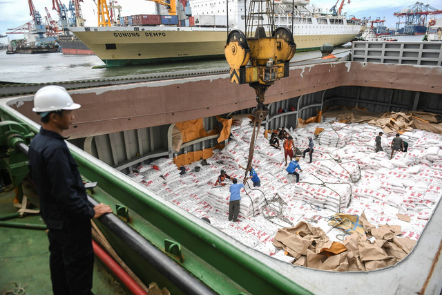 Pekerja melakukan bongkar muat gula kristal putih impor di Pelabuhan Tanjung Priok, Jakarta, Sabtu (1/4/2023). Foto: Hafidz Mubarak A/ANTARA FOTO