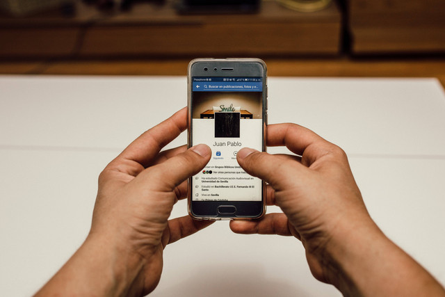 Ilustrasi cara hapus akun FB sementara dan permanen di handphone. Foto: Pexels.com.